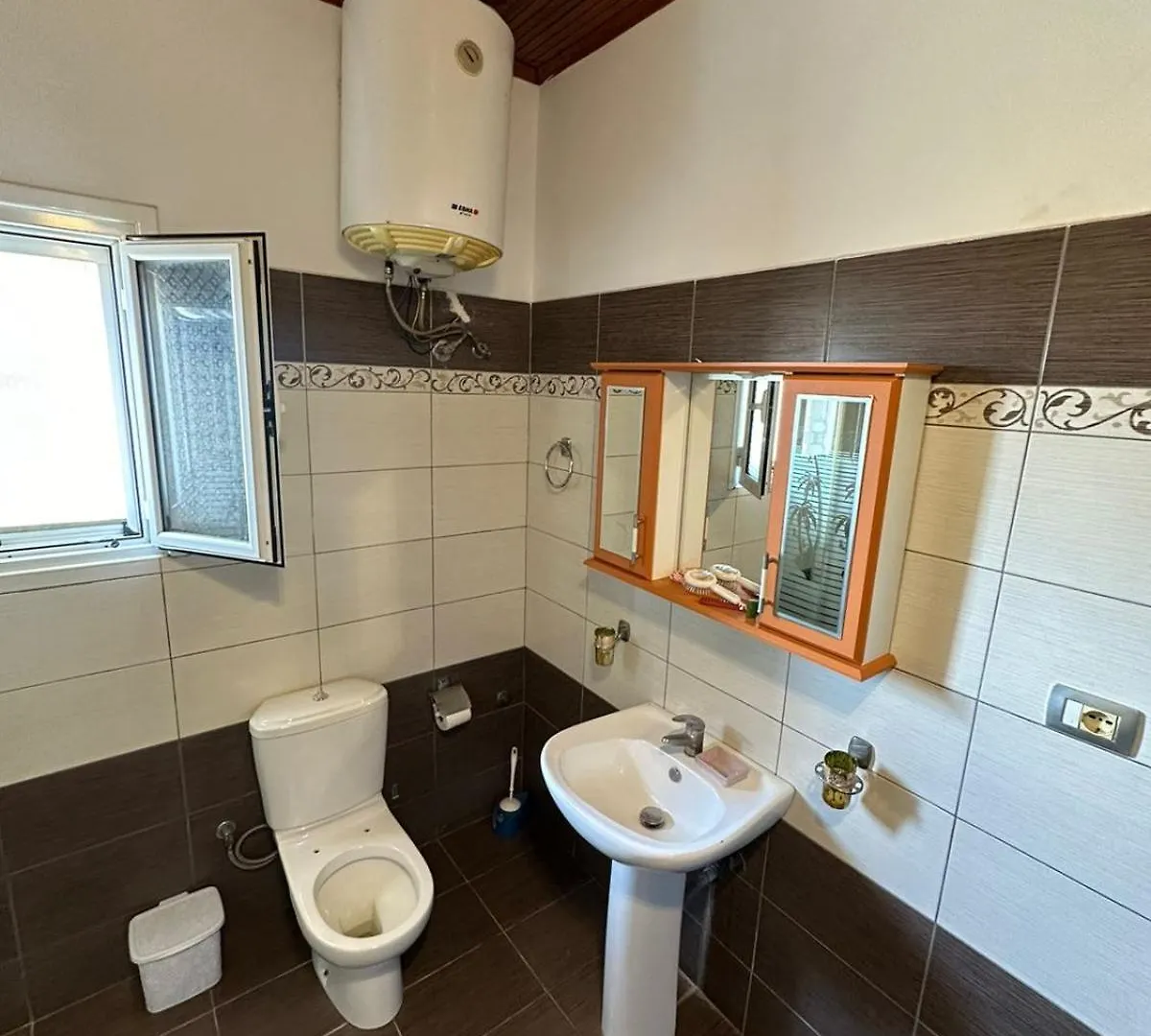 Apartments Berti Sarandë 0*,